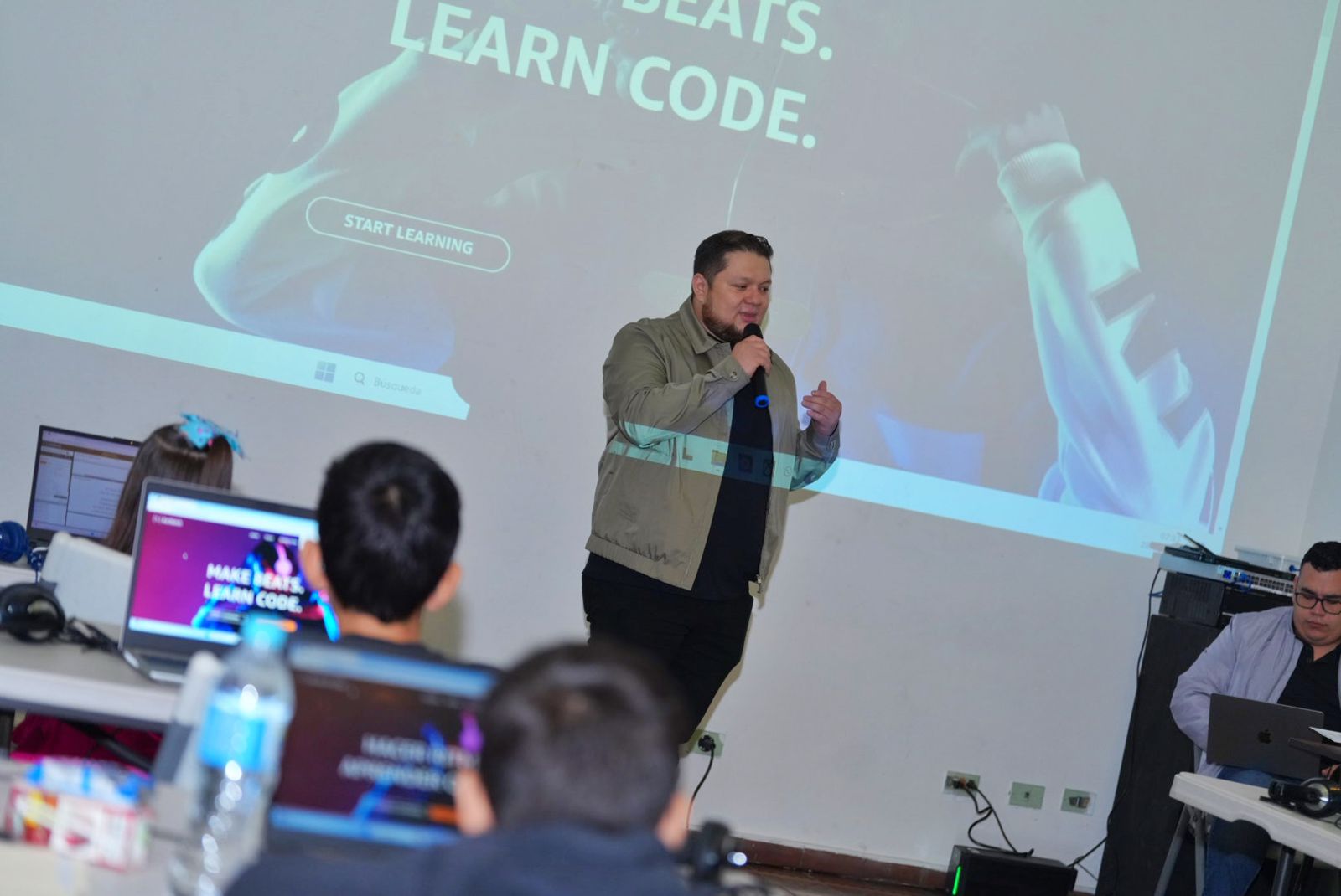 Ing. Esau Serpas en Hackathon break beat code 2024 La Libertad Sur