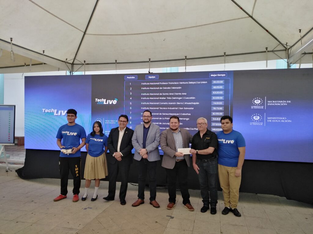 Instituto nacional de Santa Ana recibe Premio en competencia de Robótica, en el Palacio Tecleño de Arte y Cultura, en la fotografia los participantes, el Ministro de Educación, El Secretario de Innovación y el Ing. Esau Serpas Director de Innovación y Tecnología de la Alcaldía Municipal de La Libertad Sur.