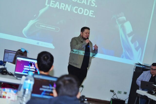 🚀 ¡Éxito total en la hackathon Break Beat Code 2024! 🚀
El pasado sábado, más de 30 jóvenes entre 9 y 19 años participaron en una experiencia única, combinando programación y música con @EarSketch. 🎶💻
¡Nos enorgullece ver tanto talento y creatividad en acción! 🎉

¿Qué opinas de combinar programación y música? Contáme en los comentarios. 👇

#BreakBeatCode #Hackathon #Innovación #programacion #Tecnología #tecnologia #musica #juventudcreativa #EarSketch #elsalvador🇸🇻 #santatecla #libertadsur #google #tec